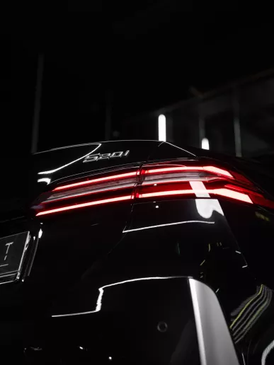 BMW 520i (Черный), 2025 для аренды в Рас-эль-Хайме