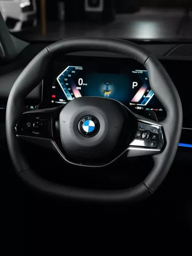 BMW 520i (Черный), 2025 для аренды в Рас-эль-Хайме
