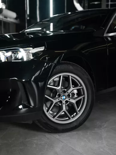 BMW 520i (Черный), 2025 для аренды в Рас-эль-Хайме