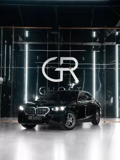 BMW 520i (Черный), 2025 для аренды в Рас-эль-Хайме