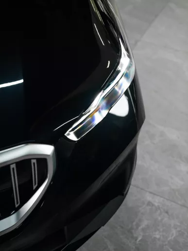 BMW 520i (Черный), 2025 для аренды в Рас-эль-Хайме