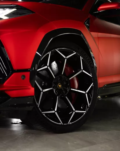 Lamborghini Urus (Rood), 2023 te huur in Dubai