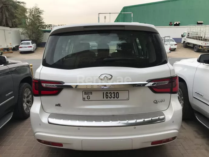 在迪拜 租 英菲尼迪QX80 (白色), 2019