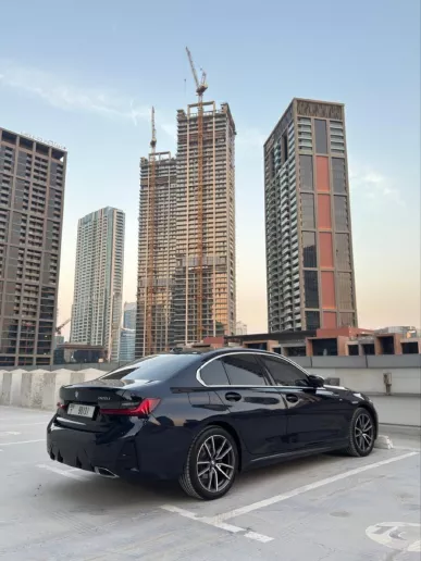在迪拜 租 BMW 325 (黑色), 2025