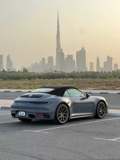 Porsche 911 / Carrera (Grijs), 2023 te huur in Dubai