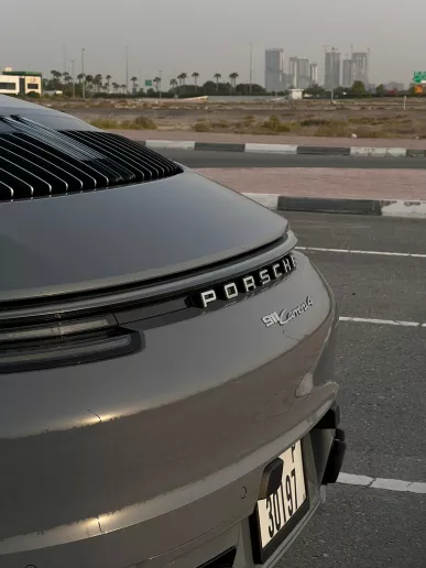 Porsche 911 / Carrera (Grijs), 2023 te huur in Dubai