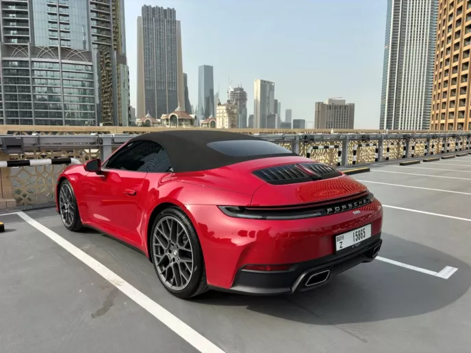 Porsche 911 / Carrera (Rood), 2026 te huur in Dubai