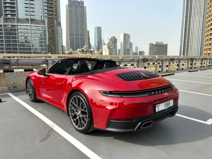 Porsche 911 / Carrera (Rood), 2026 te huur in Dubai