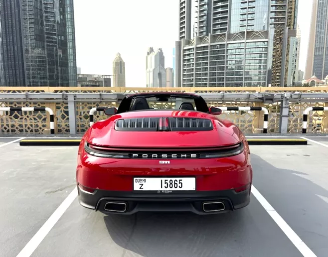 Porsche 911 / Carrera (Rood), 2026 te huur in Dubai