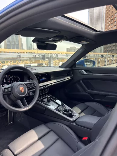 Porsche 911 / Carrera (Blauw), 2026 te huur in Dubai