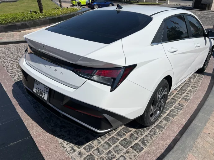 Hyundai Elantra (Bianca), 2024 in affitto a Dubai