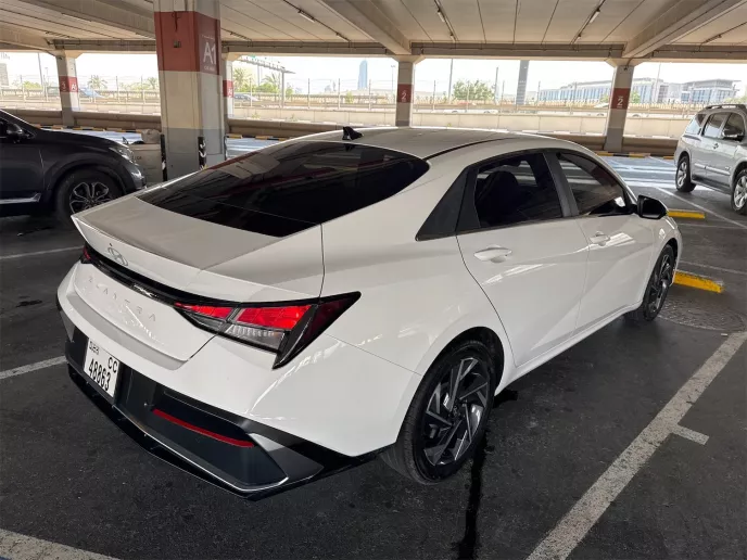 Hyundai Elantra (Bianca), 2024 in affitto a Dubai