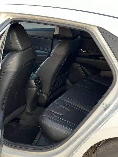 Hyundai Elantra (Bianca), 2024 in affitto a Dubai