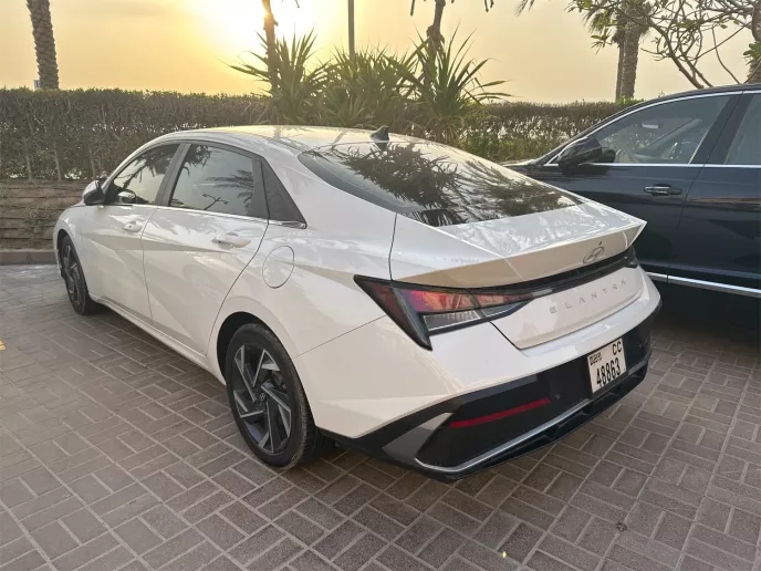 Hyundai Elantra (Bianca), 2024 in affitto a Dubai
