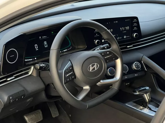 Hyundai Elantra (Bianca), 2024 in affitto a Dubai