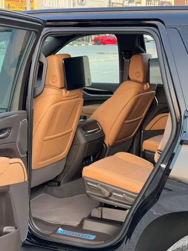 Cadillac Escalade (Schwarz), 2024  zur Miete in Dubai