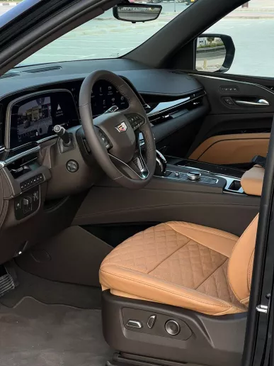 Cadillac Escalade (Schwarz), 2024  zur Miete in Dubai