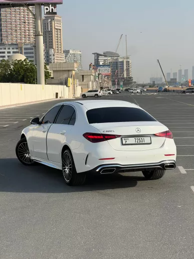 Dubai'de kiralık Mercedes C 220 (Beyaz), 2025