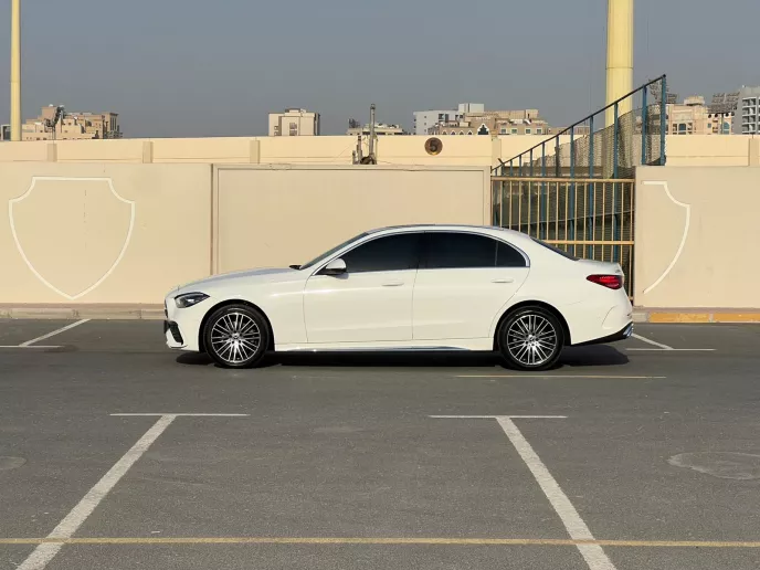 Dubai'de kiralık Mercedes C 220 (Beyaz), 2025