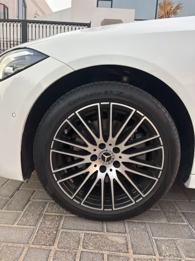 Dubai'de kiralık Mercedes C 220 (Beyaz), 2025