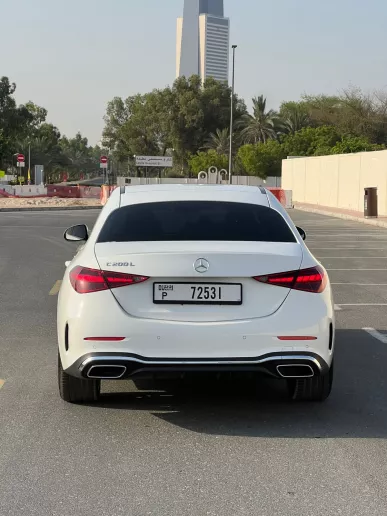 Dubai'de kiralık Mercedes C 220 (Beyaz), 2025