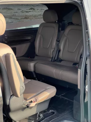 Dubai'de kiralık Mercedes V250 (Siyah), 2023