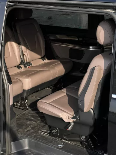 Dubai'de kiralık Mercedes V250 (Siyah), 2023