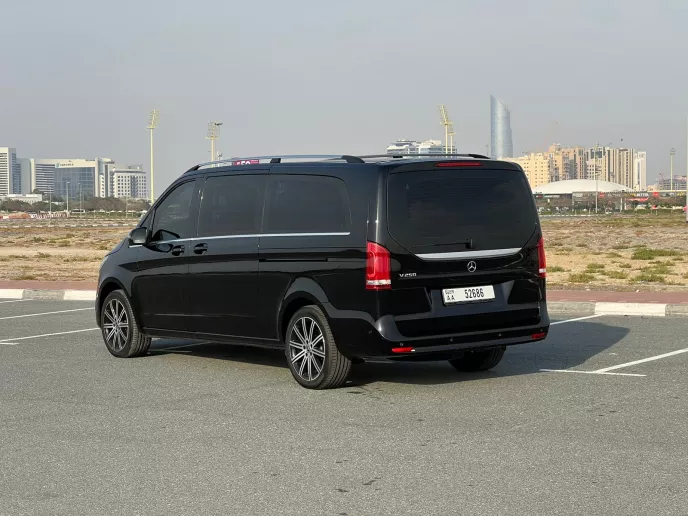 Dubai'de kiralık Mercedes V250 (Siyah), 2023
