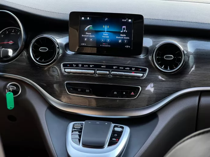 Dubai'de kiralık Mercedes V250 (Siyah), 2023