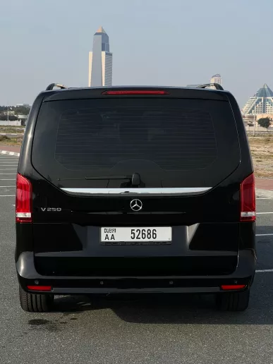 Dubai'de kiralık Mercedes V250 (Siyah), 2023