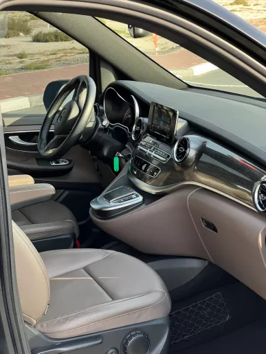 Dubai'de kiralık Mercedes V250 (Siyah), 2023