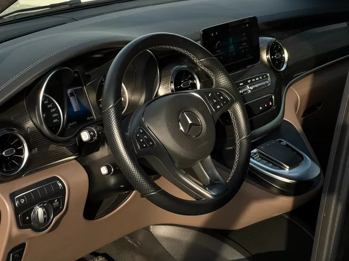 Dubai'de kiralık Mercedes V250 (Siyah), 2023