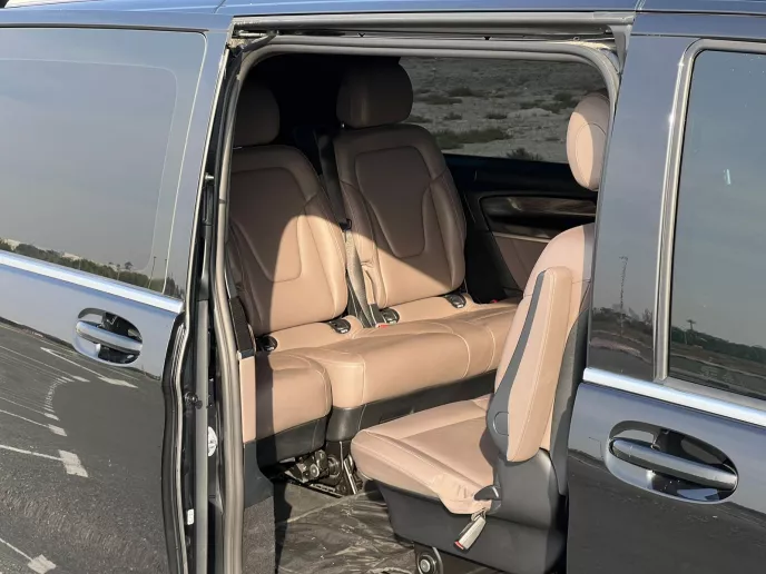 Dubai'de kiralık Mercedes V250 (Siyah), 2023
