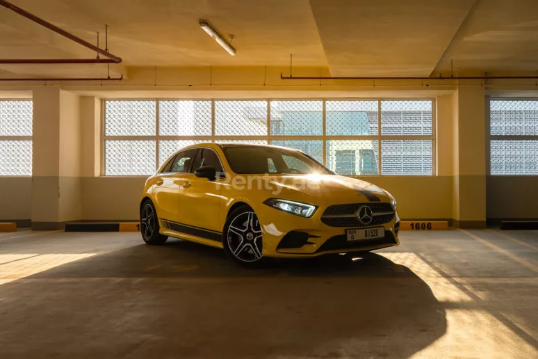 Dubai'de kiralık Mercedes A250 (Sarı), 2019