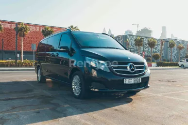 Mercedes V Класс (Черный), 2017 для аренды в Дубай