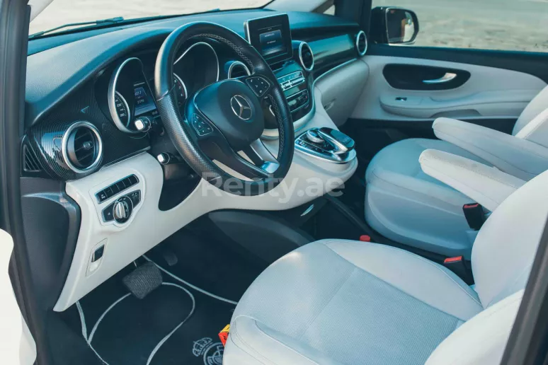 Mercedes Classe V (Noir), 2017 &agrave; louer &agrave; Duba&iuml;