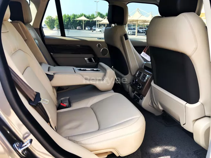 Range Rover Vogue (Gris Oscuro), 2019 para alquiler en Dub&aacute;i