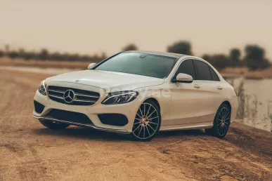 Mercedes C 200 (Wit), 2016 te huur in Dubai