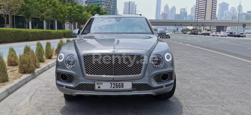 Bentley Bentayga (Gris plateado), 2018 para alquiler en Dub&aacute;i