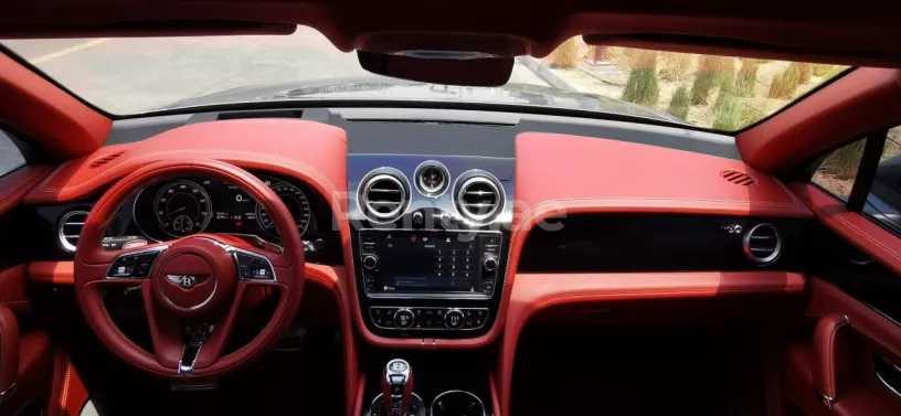 Bentley Bentayga (Gris plateado), 2018 para alquiler en Dub&aacute;i