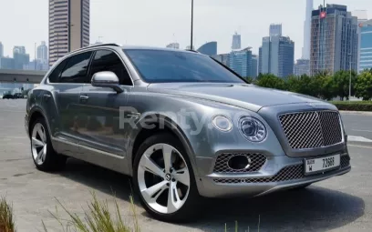 إيجار بنتلي بينتايجا (الرمادي الفضي), 2018 في دبي