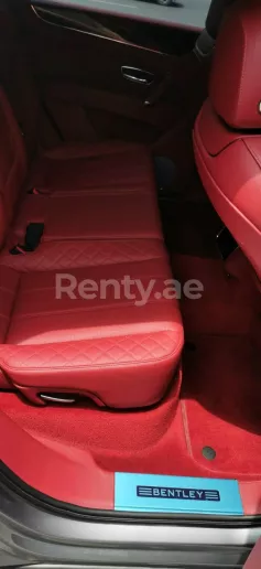 Bentley Bentayga (Gris plateado), 2018 para alquiler en Dub&aacute;i