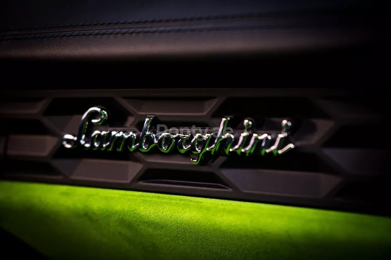 Lamborghini Huracan (Gr&uuml;n), 2019  zur Miete in Dubai