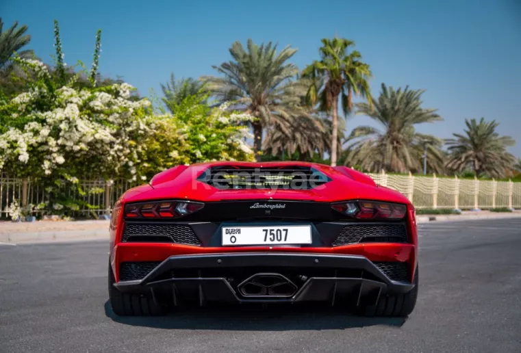 Lamborghini Aventador S (rojo), 2019 para alquiler en Dub&aacute;i