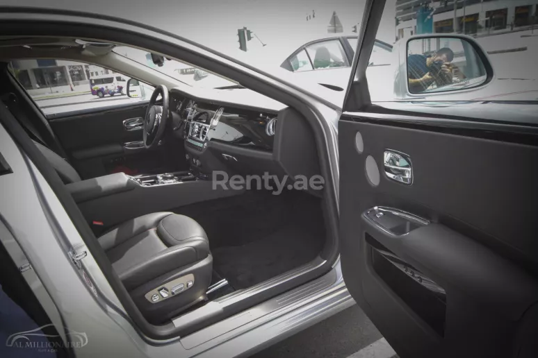 Rolls Royce Ghost (Silber-Grau), 2017  zur Miete in Dubai