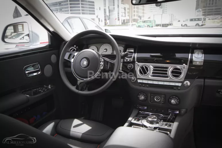 Rolls Royce Ghost (Silber-Grau), 2017  zur Miete in Dubai