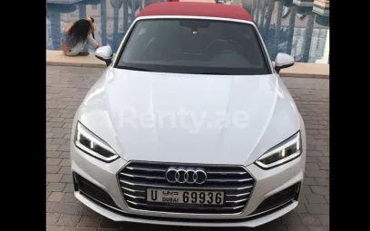 Audi A5 Cabriolet (Blanco), 2018 para alquiler en Dub&aacute;i