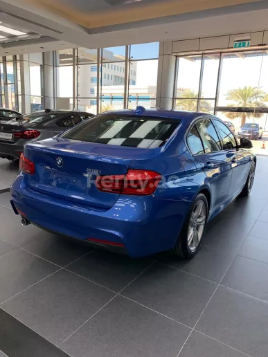 BMW 318 (Azul), 2019 para alquiler en Dub&aacute;i