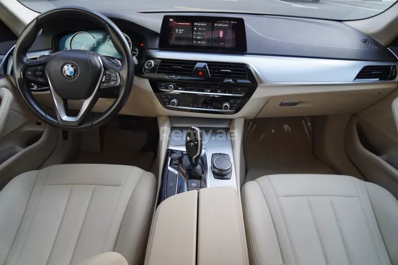 BMW 520I (Negro), 2019 para alquiler en Dub&aacute;i