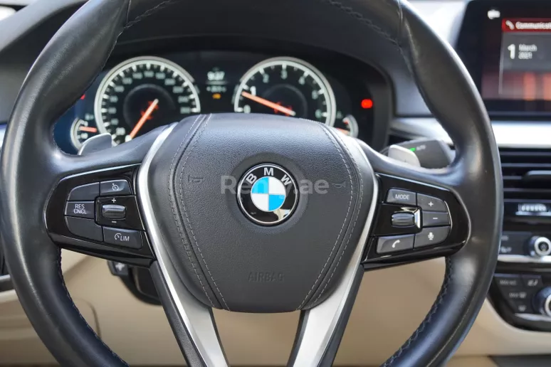 BMW 520I (Negro), 2019 para alquiler en Dub&aacute;i